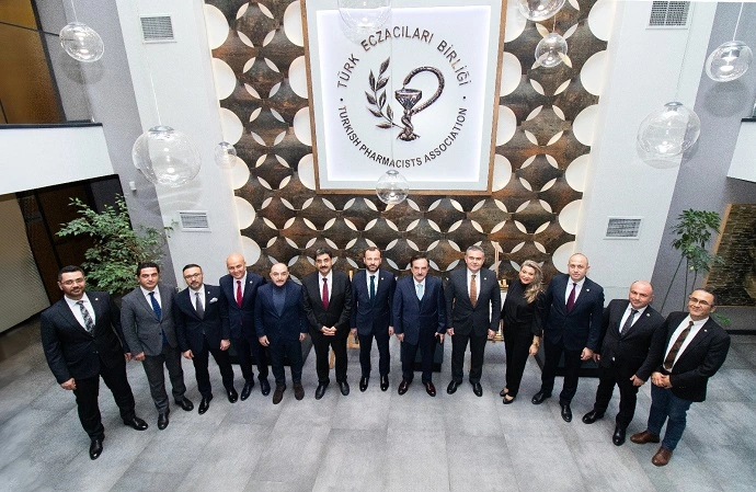 Cumhurbaşkanı Başdanışmanı Köroğlu, Beraberindeki Milletvekilleriyle Türk Eczacıları Birliği’ni Ziyaret Etti