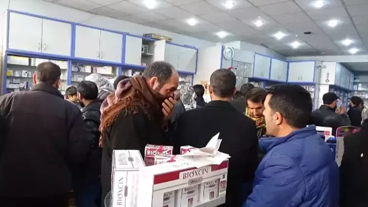 Vatandaşlar Şikayetçi : Eczanelerde Bitmek Bilmeyen Kuyruklar Oluşuyor 