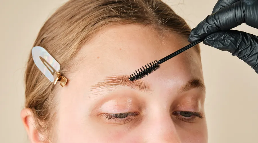 Kaş ve Kirpik Dökülmesi: Nedenleri, Korunma Yolları ve Tedavi Seçenekleri