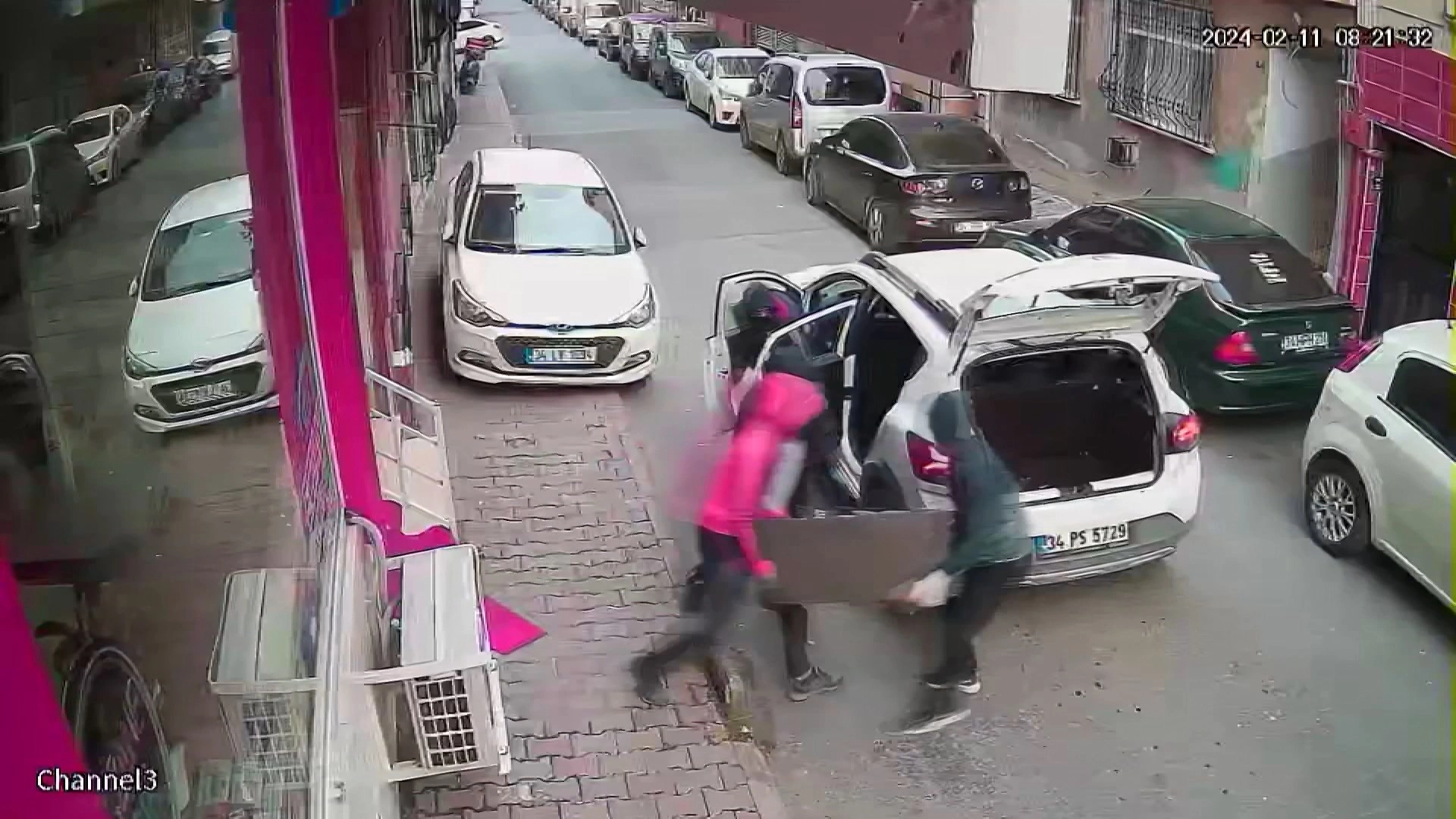 İçi Kırmızı Reçeteli İlaç Dolu Kasayı Çaldılar