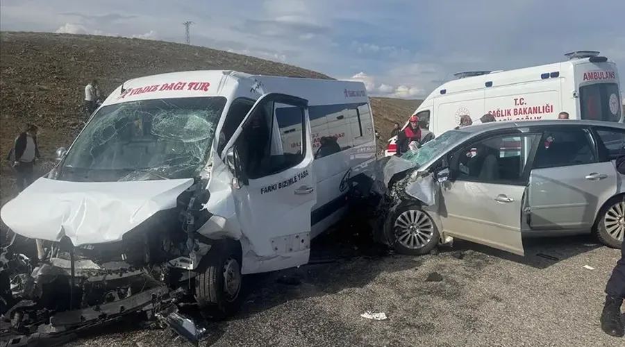 Sağlık Çalışanlarını Taşıyan Minibüs ile Otomobil Çarpıştı: 18 Yaralı