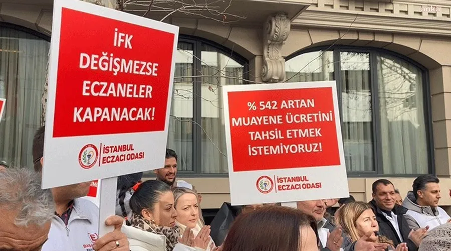 Eczacılar İstanbul İl Sağlık Müdürlüğü Önünde İlaç Fiyatlarını Protesto Etti