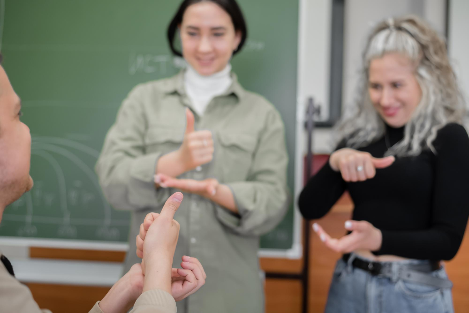 Eczane Teknisyenleri İşaret Dili Öğreniyor