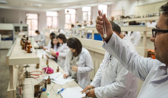 Eczacılıkta Eğitim: Sağlıkta Güvenli Geleceğin Temeli
