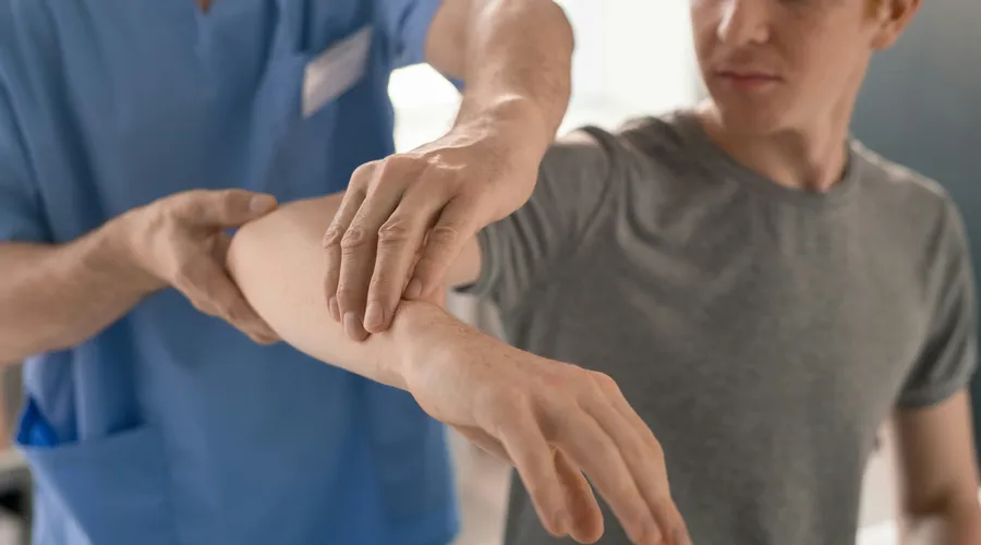 Tenisçi Dirseği (Lateral Epikondilit) Nedir? 